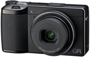 RICOH GR III HDF, modèle d'extension de la série GR existante avec Filtre de Diffusion des Points forts intégré, Appareil Photo numérique Compact avec capteur CMOS 24 MP APS-C,...